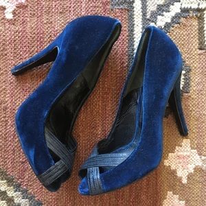 New Ellie tahari blue velvet pumps made in Italy